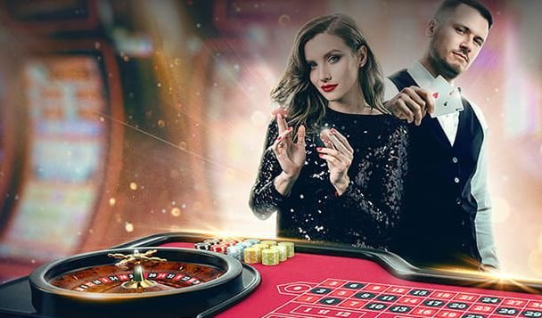 iwet app Live Casino တိုက်ရိုက် dealer နှင့် Baccarat ကစားနေသောမြင်ကွင်း